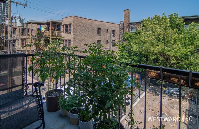 Building Photo - 4334 N Clarendon Ave