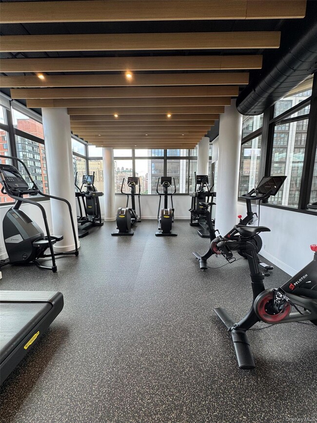 Building Photo - 275 W 96th St