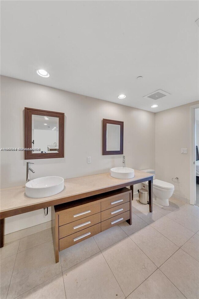 Building Photo - 475 Brickell Ave