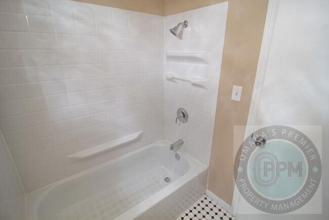 Building Photo - TRISARA 3129/3131 CASS ST