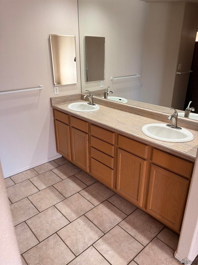 Building Photo - 10390 Fairway Dr