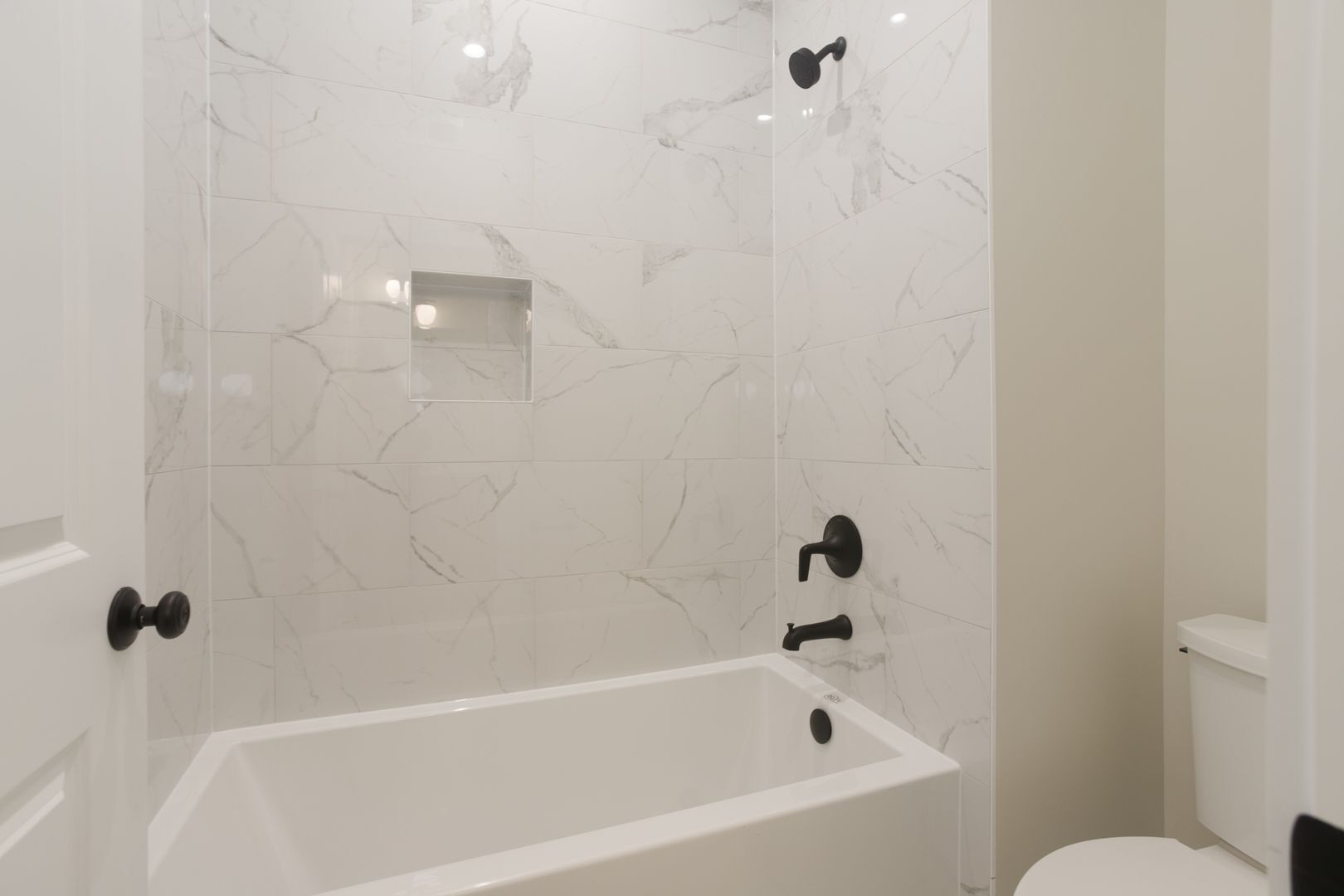 Building Photo - 1402 W Belden Ave