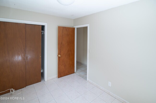 Building Photo - 3 Willowbrook Dr