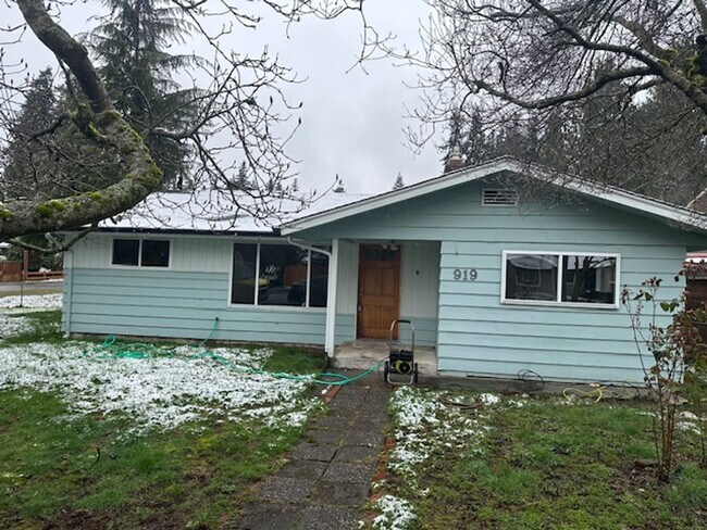 Building Photo - Lightly Updated 4 Bed Everett Home w/ Large Detached Garage/Workshop!