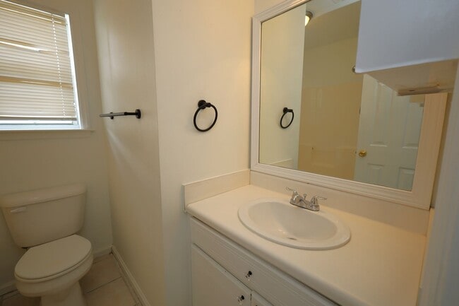 Building Photo - 4220 Wilshire Dr