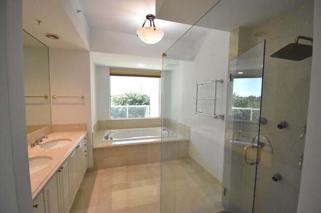 Building Photo - 1063 Hillsboro Mile