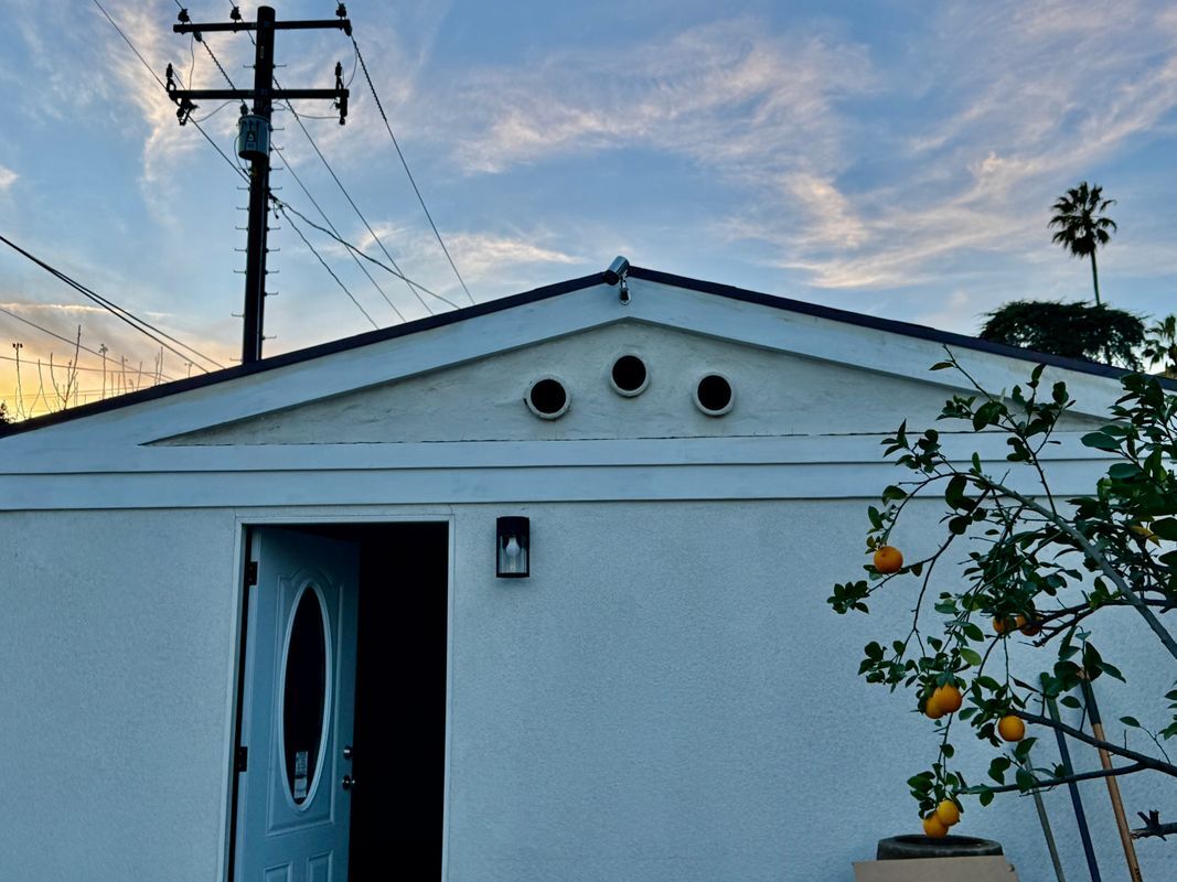 Building Photo - 857 W Edgehill Rd