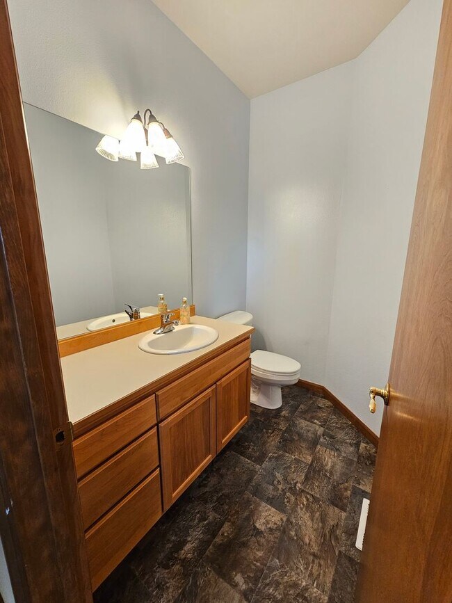 Building Photo - Lakefront Condo in Gated Community