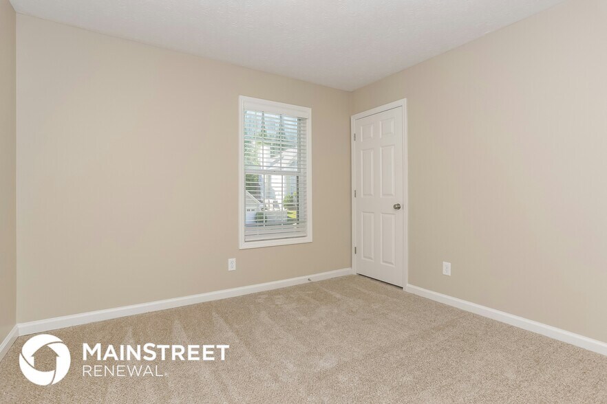 Building Photo - 546 Lone Oak Dr