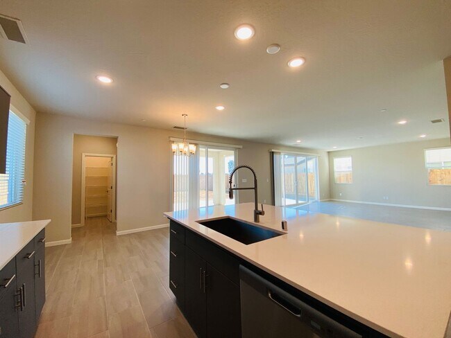 Building Photo - COMING SOON! $2,750 Ashlan & Highland, 4 B...