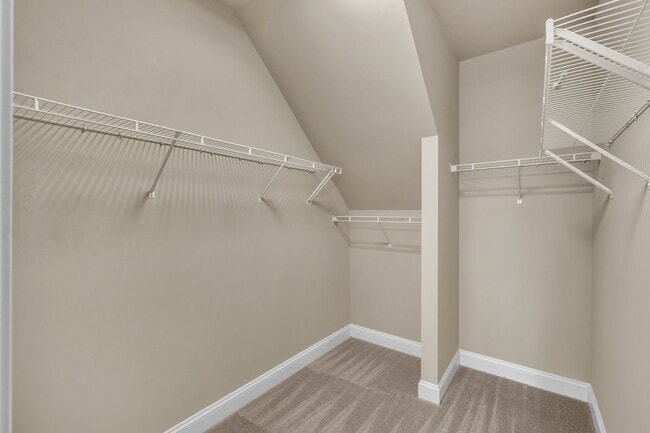 Building Photo - 4 Bedroom Home with 2 Car Garage & Fenced Yard!