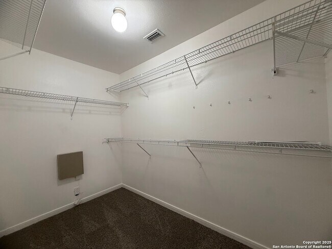 Building Photo - 570 Roadrunner Ave