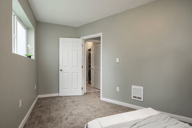 Building Photo - Shoreline ~ Stand Alone Condo