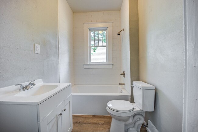 Building Photo - Freshly Updated 2 Bedroom House