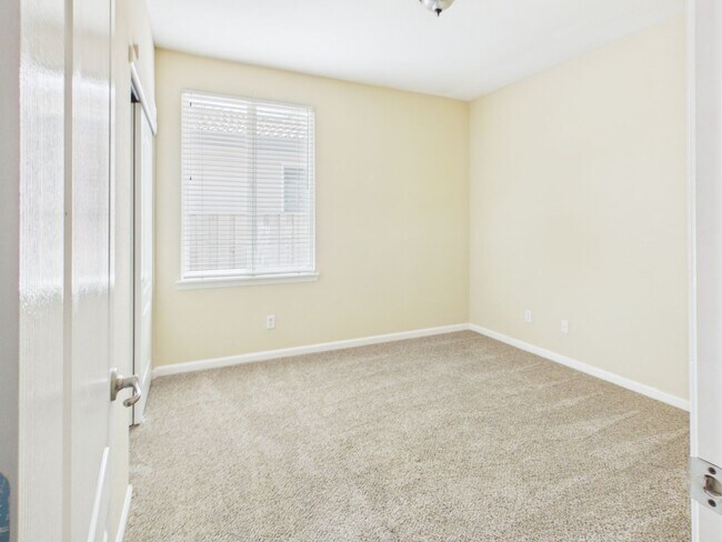 Building Photo - Single Family House