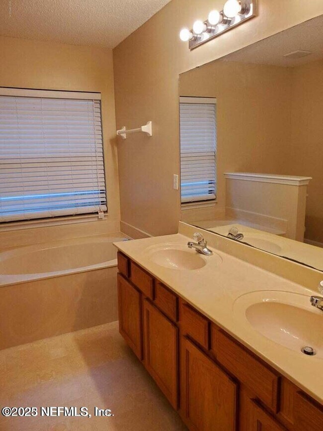 Building Photo - 1058 Waterfall Dr