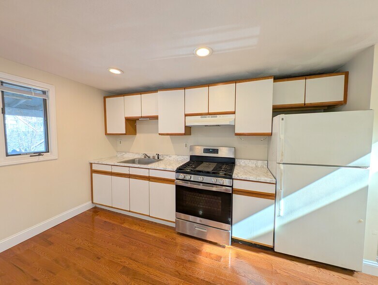 Building Photo - 6 Evergreen Sq
