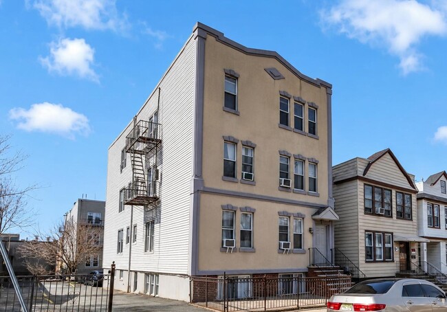 Building Photo - 305 Cator Ave