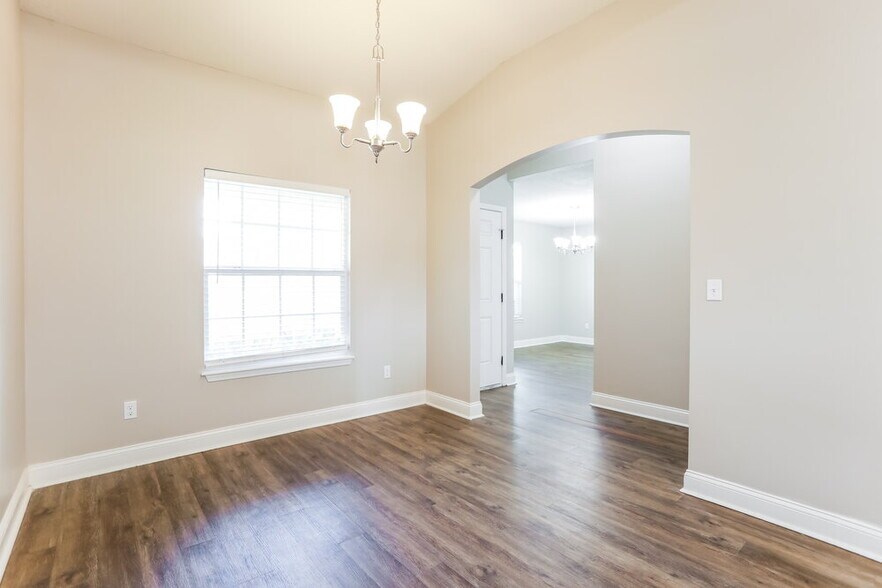 Building Photo - 3163 Pine Haven Dr