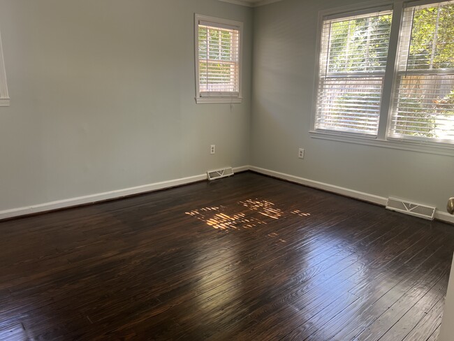 Building Photo - 12a Amherst Ave