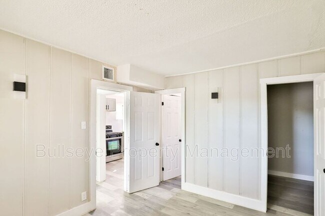 Building Photo - 102 E Hatcher Rd