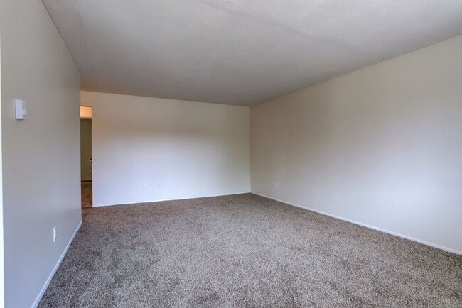 Building Photo - Remodeled 2x1 unit Ground level unit!