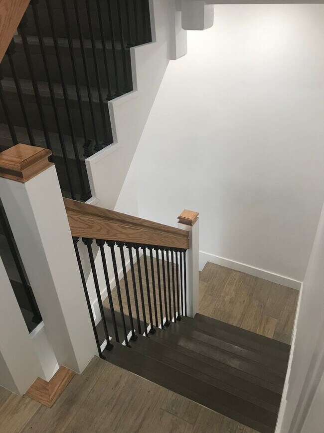 Building Photo - CHELSEA/BOSTON LUXURY STUDIO STEPS TO SILV...