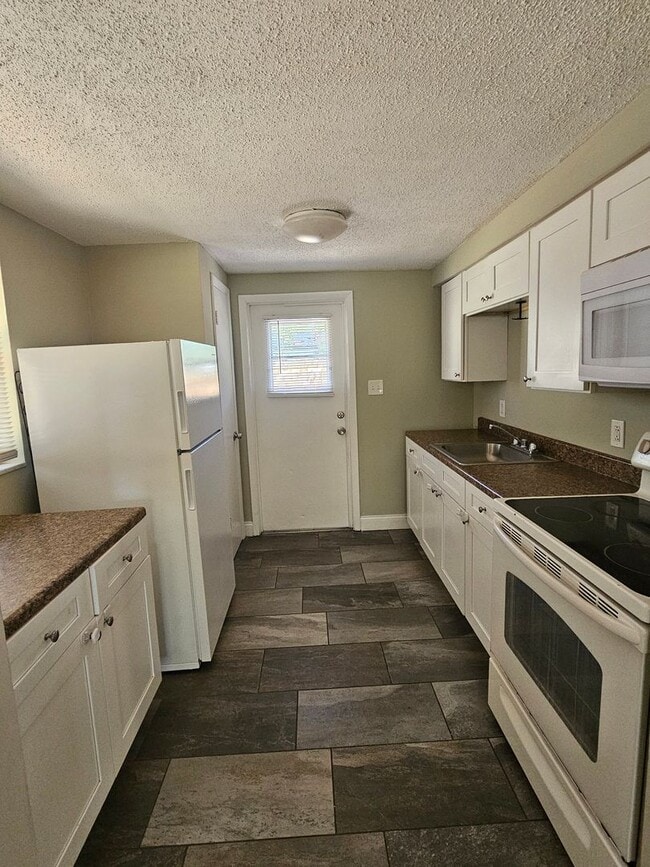Building Photo - Charming 2-Bedroom, 1-Bathroom Duplex in C...