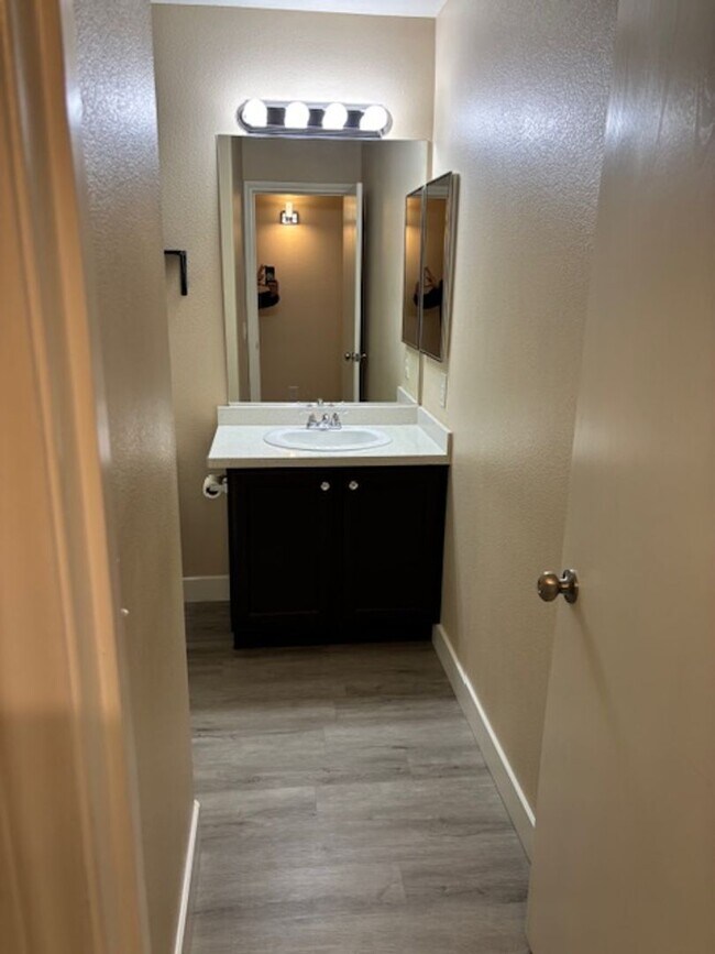 Building Photo - Beautiful, spacious top-floor 2-bedroom, 2-bathroom condo in the Southwest