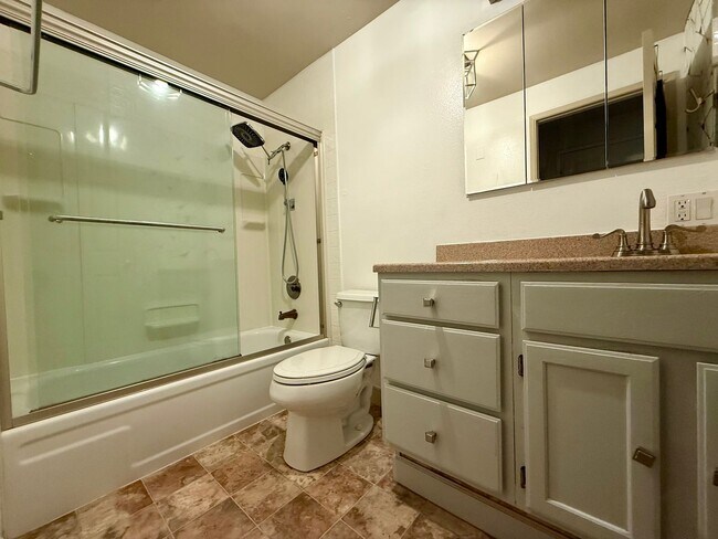 Building Photo - 3 Bed 2 Bath SW Beaverton Duplex — Available Now!