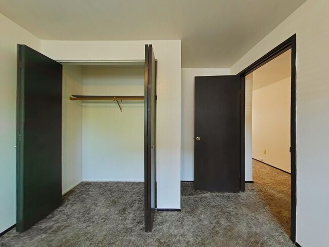 Building Photo - 1 Bedroom Apartment ~ Close to Campus ~ Small Pet Friendly