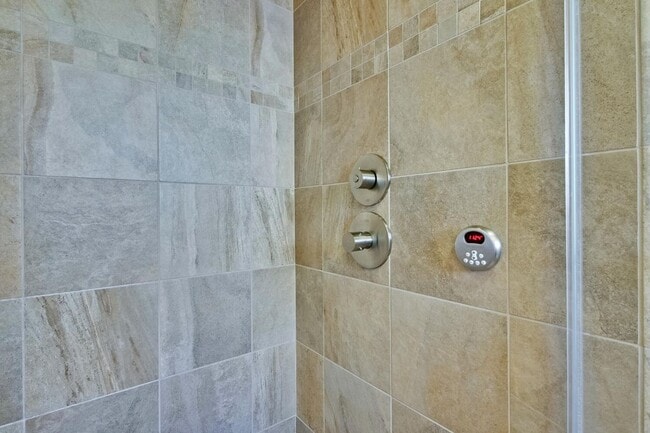 Building Photo - Beautiful 4 bedroom, 3 bath in desirable C...