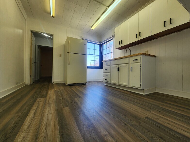 Kitchen - 209 West Ave S