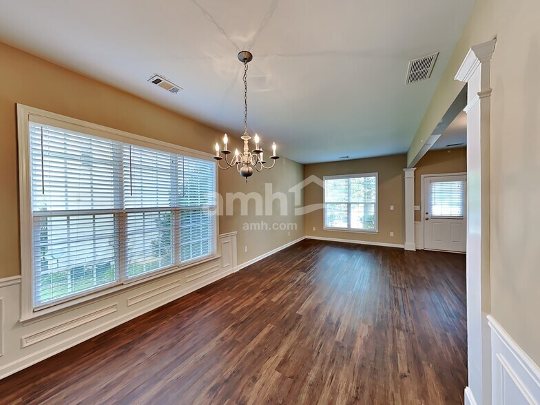 Building Photo - 3695 Moor Pointe Dr