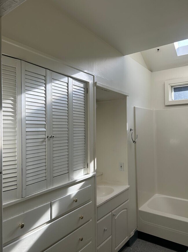 Building Photo - (560) 21st Street Cottage - 2 Bedroom / 1 Bathroom