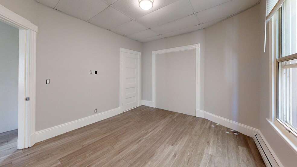 Building Photo - 346 Chelsea St