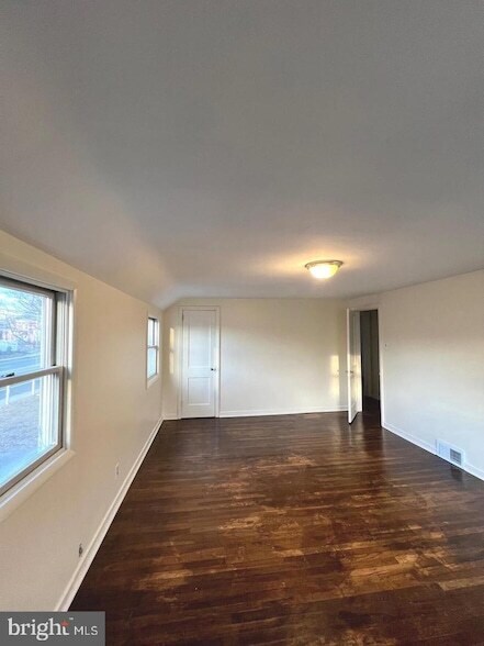 Building Photo - 1226 E Newport Pike