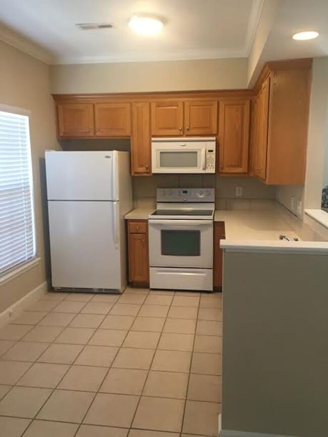 Building Photo - Updated 3x3.5 near Clinton Lake!