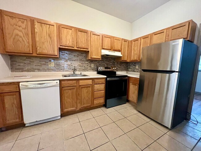 Building Photo - Spacious 4-Bedroom Townhome Near Temple! Available NOW!