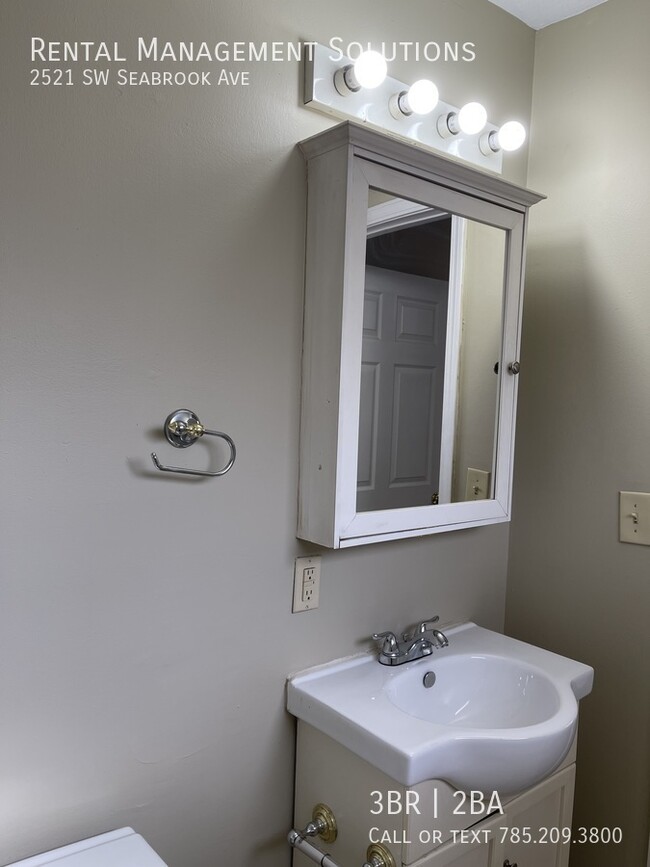 Building Photo - *Near Shunga Trail* 2521 SW Seabrook Ave- ...