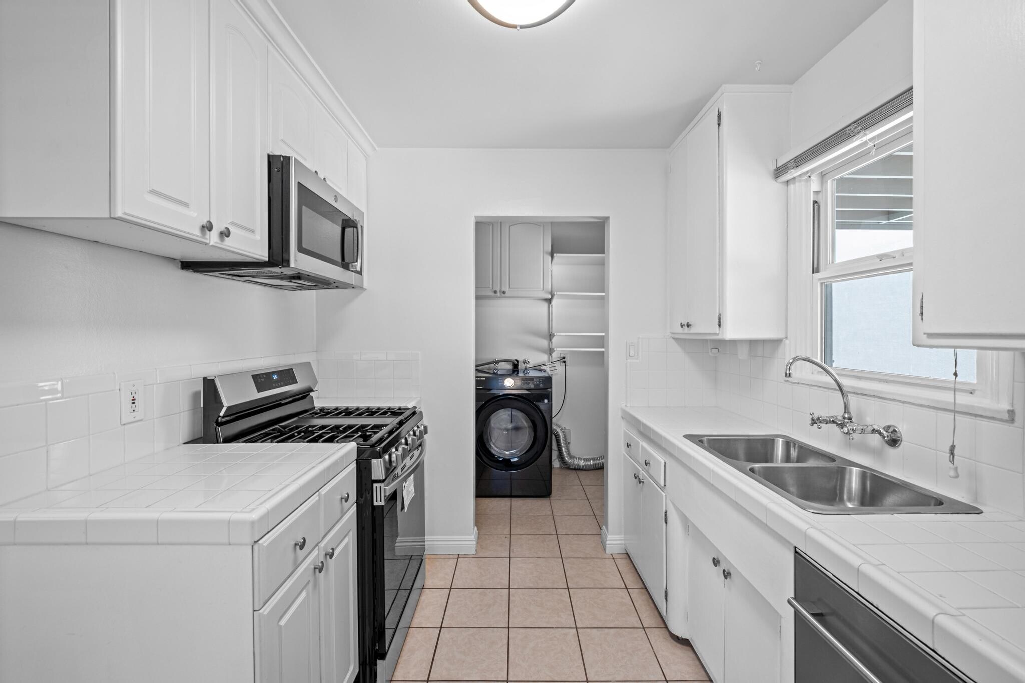 Building Photo - 2211 Nelson Ave