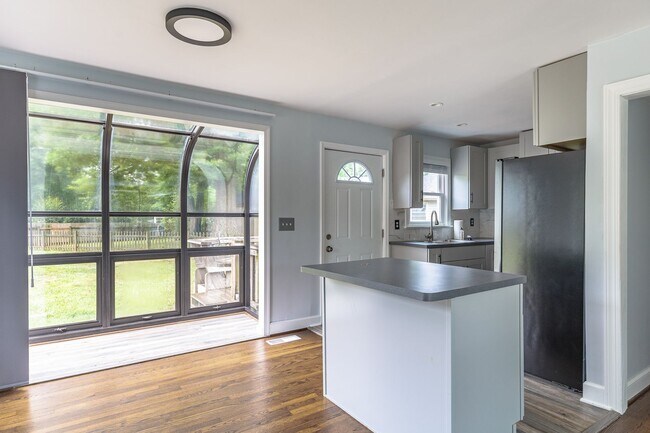 Building Photo - Spacious home located in a great neighborhood!