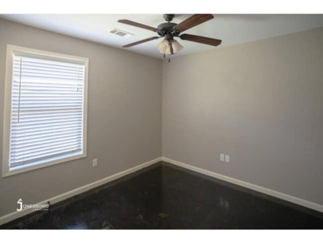 Building Photo - The Oaks: Water &amp; Sewer Included