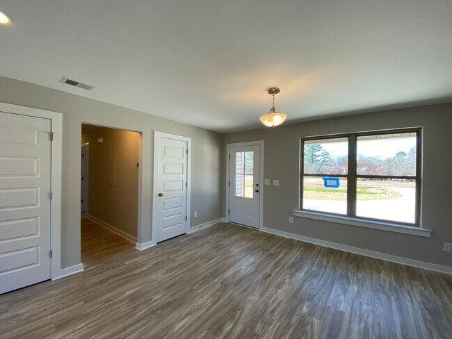 Building Photo - Gorgeous Home for Rent in Talladega, AL! A...