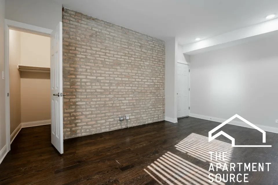 Building Photo - 2228 N Sawyer Ave
