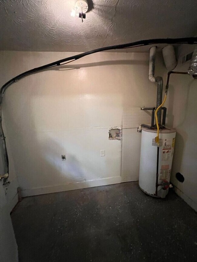 Building Photo - Finally 2 bedroom 1.5 bath available in La...