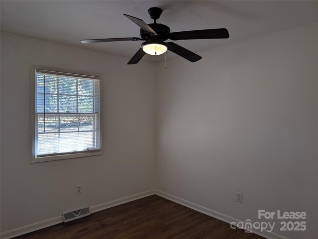 Building Photo - 20114 Washam St