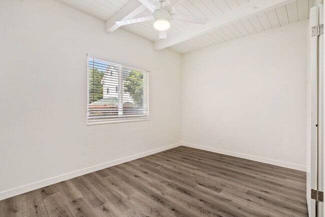 Building Photo - Quiet Comfortable Upstairs 2 Bedroom 1 Bat...
