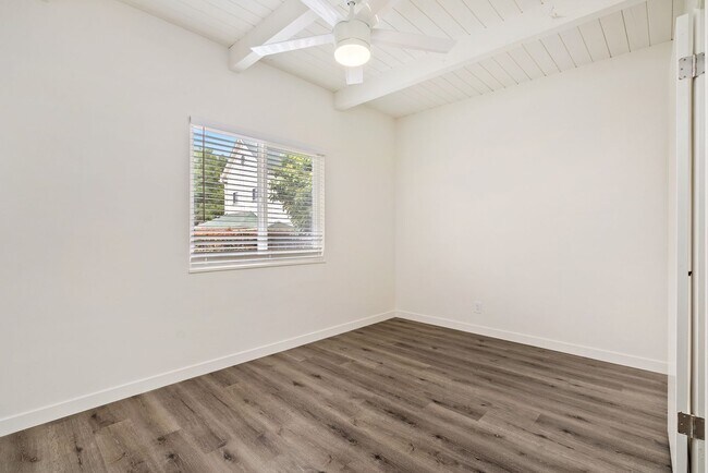 Building Photo - Quiet Comfortable Upstairs 2 Bedroom 1 Bath Located close to Downtown