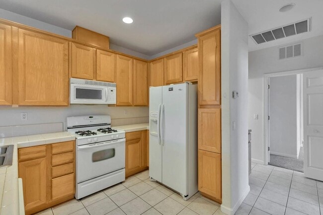 Building Photo - 2 bed 2 bath Condo!!